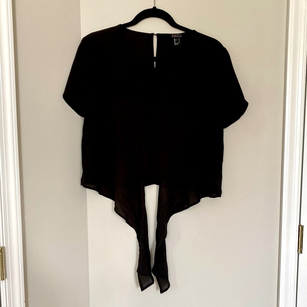 FOREVER 21 CONTEMPORARY SHORT SLEEVE KEYHOLE BLOUSE TOP